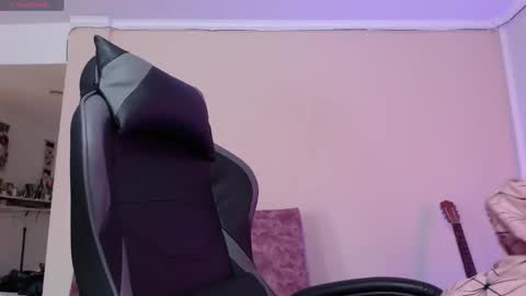 Susana hendrix    online show from April 14, 6:33 pm