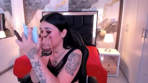 susanvilla online show from November 17, 6:10 pm