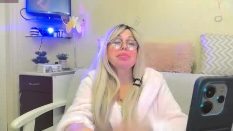 SusieNoreen online show from October 25, 11:20 am