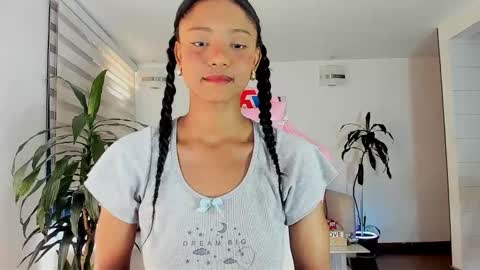 sweet_brunette88 online show from December 13, 8:15 pm