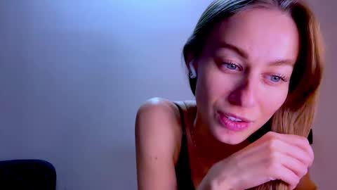 Mia online show from November 21, 3:10 pm