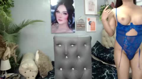girlnamenicole online show from December 10, 7:37 am