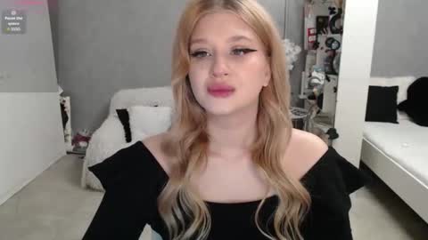 sweet_nicole_333 online show from March 28, 9:11 am