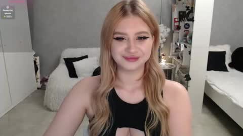 sweet_nicole_333 online show from March 19, 9:15 am