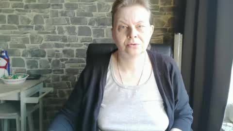 sweet_phoenix76 online show from January 16, 9:40 am