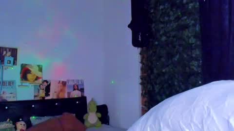 Steven independent model online show from June 7, 4:23 pm