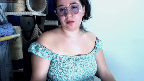 Snapshot of sweetie__annie chatting on December 9, 1:40 am Ana Mara i cant Make noise My family is here online show from December 9, 1:40 am