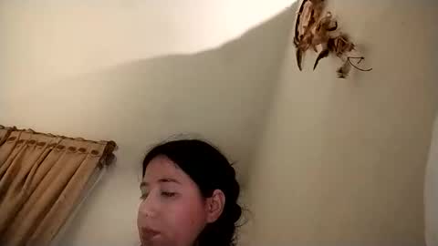 Snapshot of sweetie__annie chatting on October 16, 5:18 am Ana Mara i cant Make noise My family is here online show from October 16, 5:18 am
