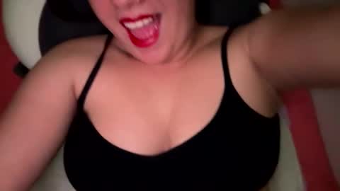 Snapshot of sweetie__annie chatting on October 1, 4:55 am Ana Mara i cant Make noise My family is here online show from October 1, 4:55 am