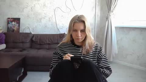 Snapshot of sweetieefox chatting on October 1, 6:45 am SweetieeFox online show from October 1, 6:45 am