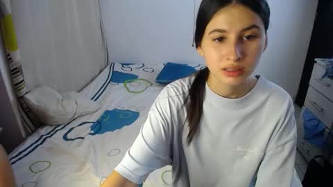 Snapshot of sweetpink1_ chatting on October 4, 4:32 am Caro  Lily online show from October 4, 4:32 am
