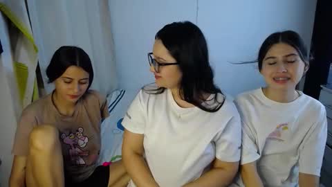 Snapshot of sweetpink1_ chatting on October 18, 4:05 am Caro  Lily online show from October 18, 4:05 am