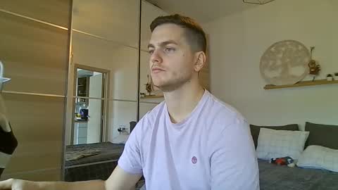 syl092 online show from December 1, 10:46 am