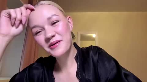 Mia online show from July 1, 3:31 pm