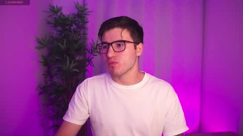 t0ny_wylie online show from November 12, 10:50 am