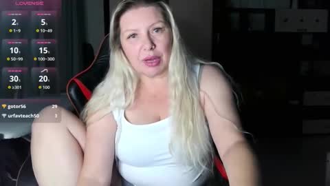 Snapshot of tasha__moon chatting on October 14, 4:21 pm Tasha Moon online show from October 14, 4:21 pm