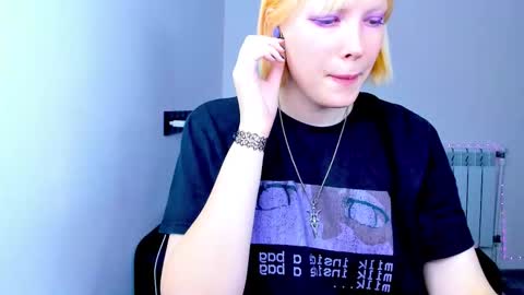 Snapshot of tenebrise chatting on October 21, 3:33 am Kira online show from October 21, 3:33 am