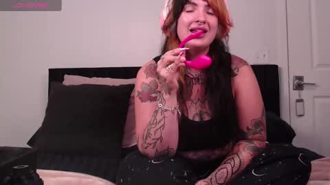 Snapshot of thatwitch710 chatting on September 24, 3:02 am Thatwitch710 online show from September 24, 3:02 am