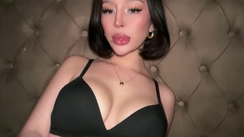 Elle  dont forget to folloW me and thumbs up online show from March 29, 10:44 pm