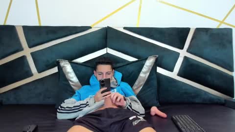 Thiago   online show from April 1, 1:41 pm