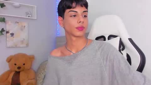 Thomas online show from November 11, 8:44 pm