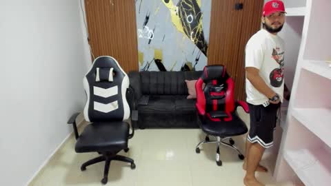 thomson_hot01 online show from March 2, 7:15 am