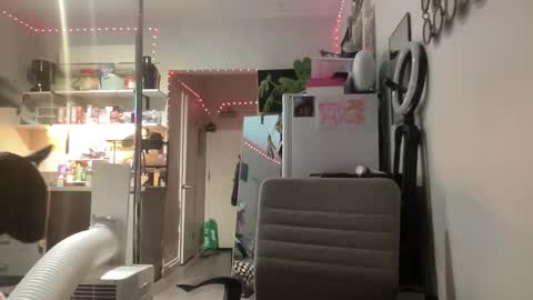 Snapshot of throatyygoat chatting on October 25, 1:39 am throatyygoat online show from October 25, 1:39 am