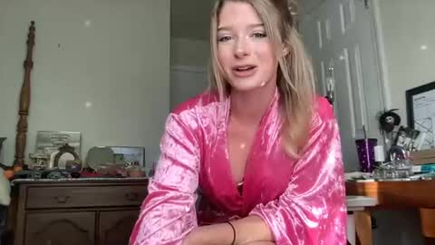 Holly Hills online show from July 8, 10:35 pm