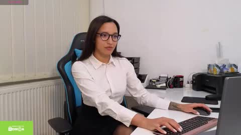 tia_j online show from November 28, 4:58 pm