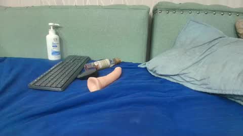 tiifany_y online show from February 24, 6:04 pm