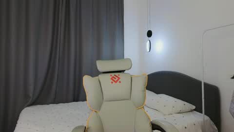 Mia online show from April 19, 1:45 pm