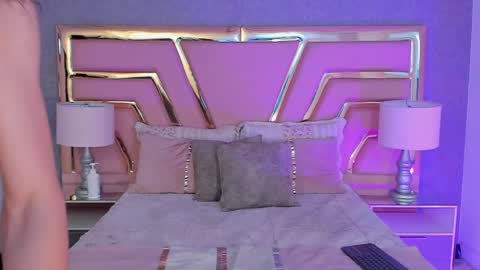 Thomm  Independent Model online show from April 7, 2:02 am