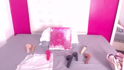 tiny_whore18 online show from September 11, 3:13 pm