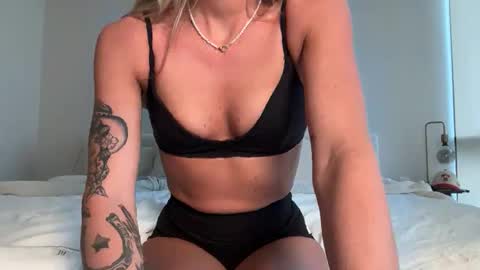 tinytayy online show from April 13, 12:48 am