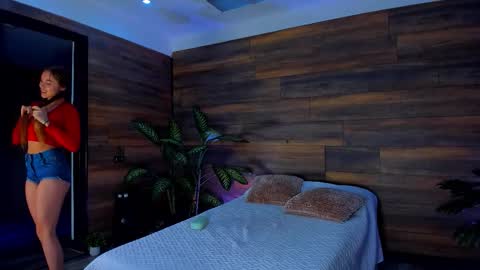 Instagram  tinyw0nder online show from February 25, 10:35 pm