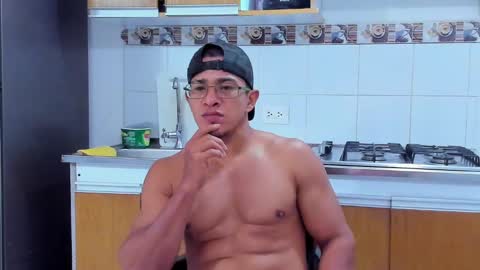 Snapshot of tom_kingfit chatting on December 3, 3:59 am SPORTSFIT29 online show from December 3, 3:59 am