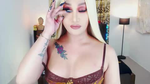 Snapshot of transplayfullolivia chatting on September 12, 8:22 pm KYLIE BELLA TS online show from September 12, 8:22 pm