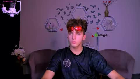 Snapshot of travis_wolf_ chatting on September 22, 7:18 pm Travis online show from September 22, 7:18 pm