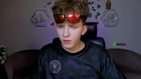 Snapshot of travis_wolf_ chatting on September 18, 7:18 pm Travis online show from September 18, 7:18 pm