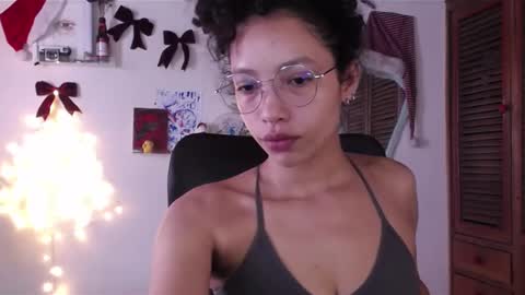 Snapshot of treasuresz chatting on December 3, 3:39 pm Emily online show from December 3, 3:39 pm