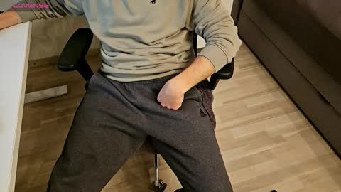 tree1989 online show from November 4, 6:42 pm