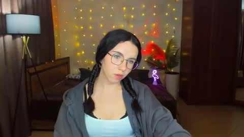 TriciaDaisy online show from April 27, 11:30 am