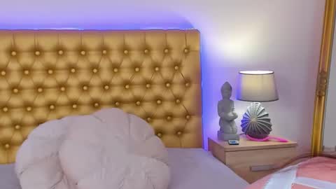 Mia online show from April 1, 6:03 am