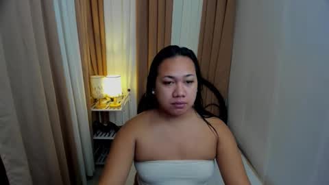 Karen Oquio online show from November 3, 5:25 pm