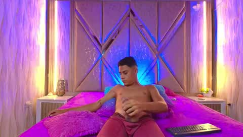 Snapshot of twink_davidx chatting on October 17, 9:30 pm Dani online show from October 17, 9:30 pm