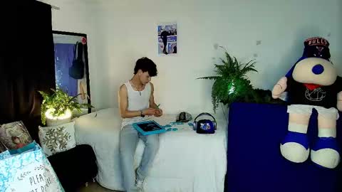Snapshot of twink_sebas_ chatting on October 17, 3:21 am Bad boy sebastian online show from October 17, 3:21 am