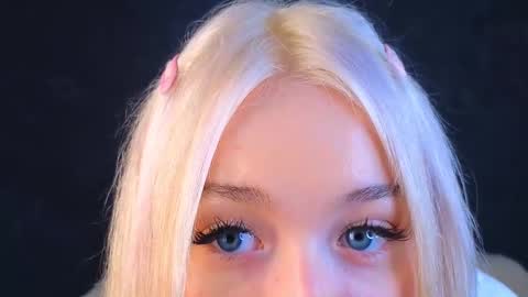 Snapshot of twinklefluff chatting on March 11, 10:40 am twinklefluff online show from March 11, 10:40 am