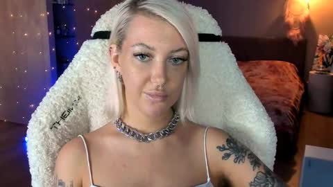 Snapshot of tykioty_miley chatting on October 10, 12:00 pm Miley online show from October 10, 12:00 pm