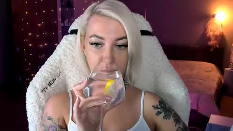 Snapshot of tykioty_miley chatting on February 26, 5:42 pm Miley online show from February 26, 5:42 pm