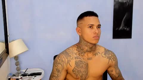 tyler_bell_ online show from May 17, 4:32 am